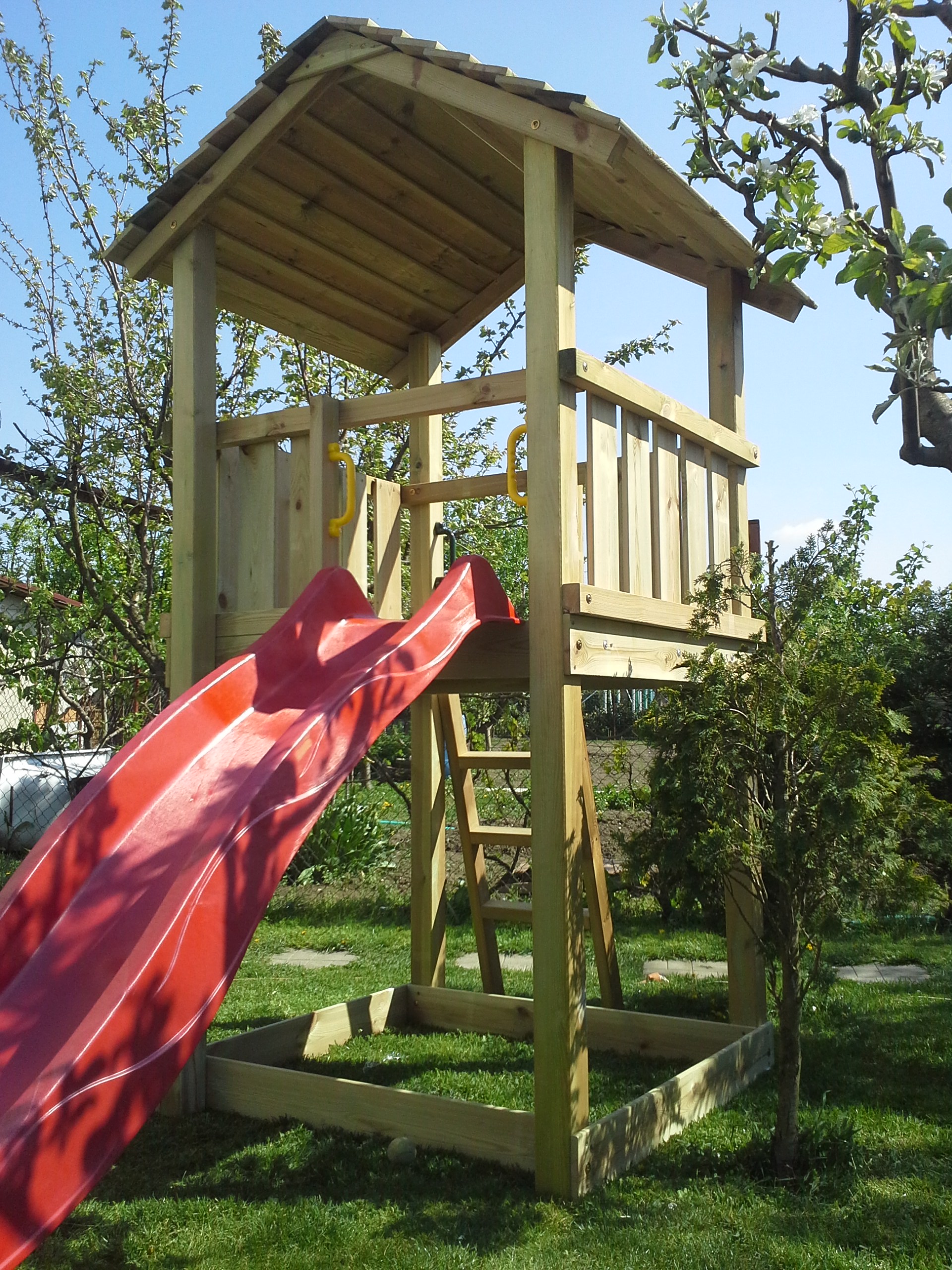 Drevený domček Veža 2, šmykľavka 2,2m, pieskovisko, dvoj hojdačka 2,7m, 4ks úchytky hojdačiek type o