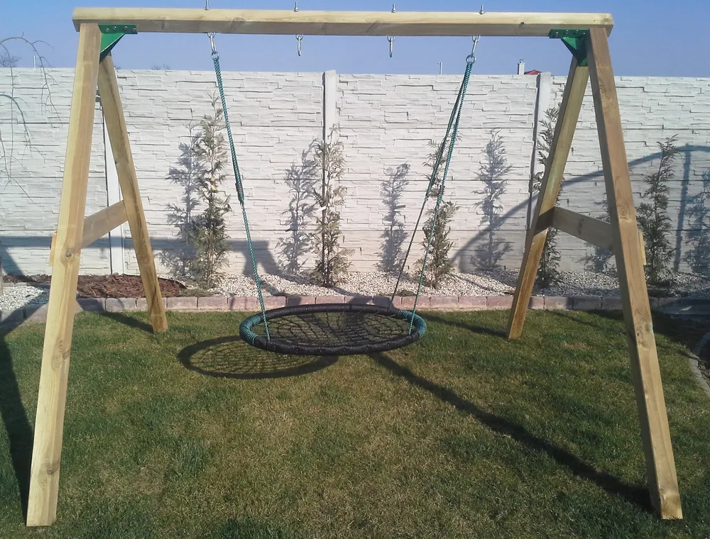 Drevená dvoj hojdačka 270cm + 4ks úchytky hojdačiek + 4ks kotva do zeme. Extra pevné spojovacie oceľové prvky - hrúbka oceľe 5mm.