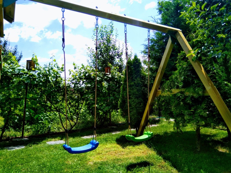 Dvojmiestna hojdačka k detskému domčeku 300cm + 4ks úchytka hojdačiek type o. Extra pevné spojovacie oceľové prvky - hrúbka oceľe 5mm.