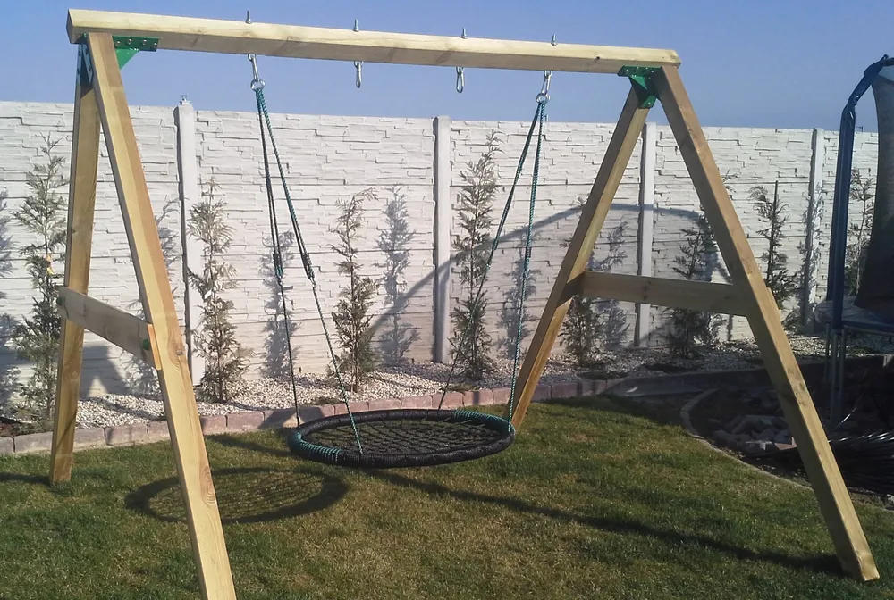 Drevená dvoj hojdačka 270cm + 4ks úchytky hojdačiek + 4ks kotva do zeme. Extra pevné spojovacie oceľové prvky - hrúbka oceľe 5mm.