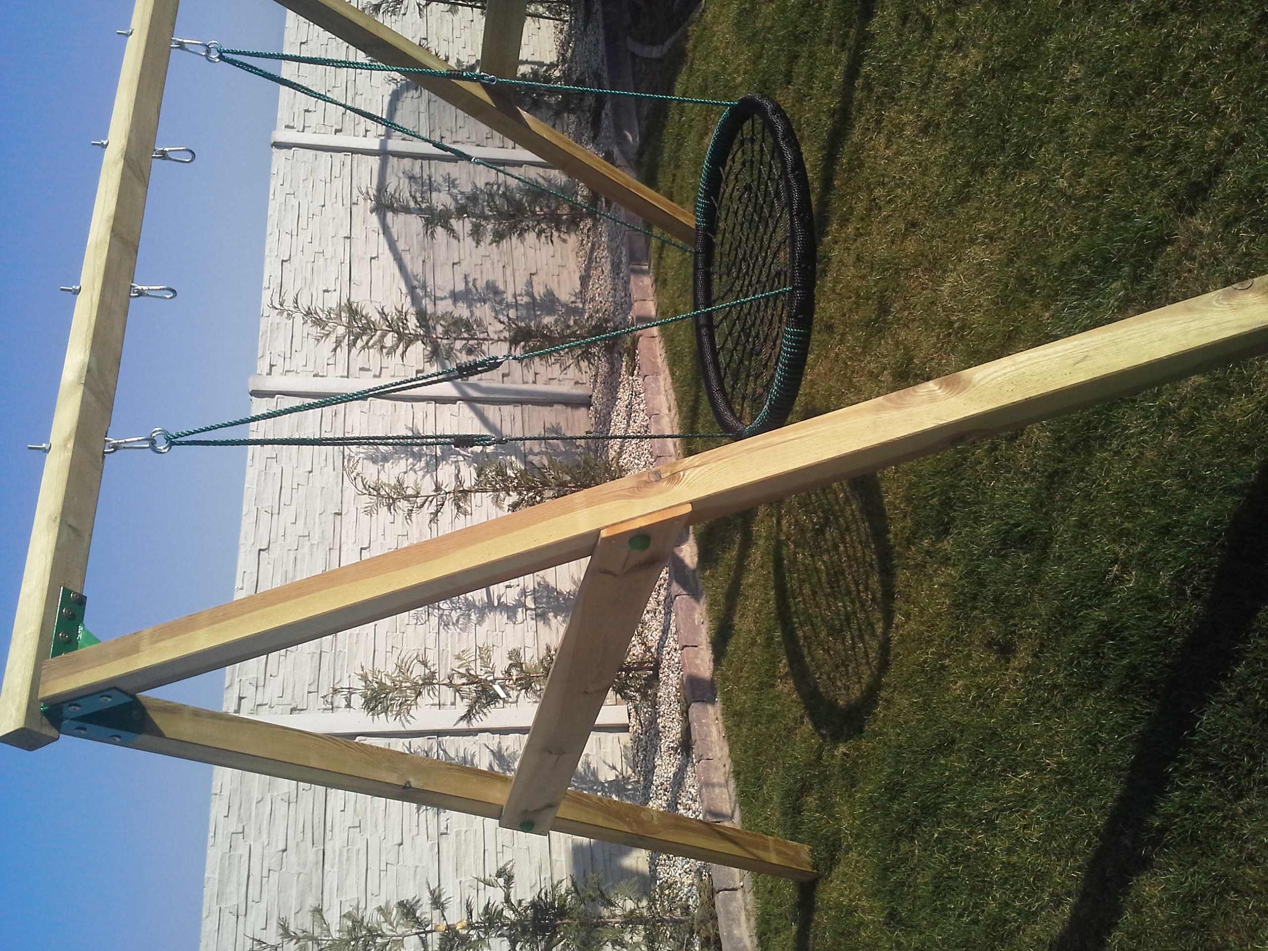 Drevená dvoj hojdačka 300cm + 4ks úchytky hojdačiek + 4ks kotva do zeme. Extra pevné spojovacie oceľové prvky - hrúbka oceľe 5mm.