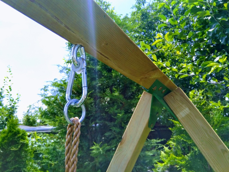 Dvojmiestna hojdačka k detskému domčeku 300cm + 4ks úchytka hojdačiek type o. Extra pevné spojovacie oceľové prvky - hrúbka oceľe 5mm.