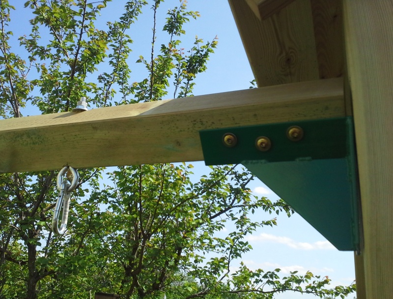 Dvojmiestna hojdačka k detskému domčeku 300cm + 4ks úchytka hojdačiek type o. Extra pevné spojovacie oceľové prvky - hrúbka oceľe 5mm.