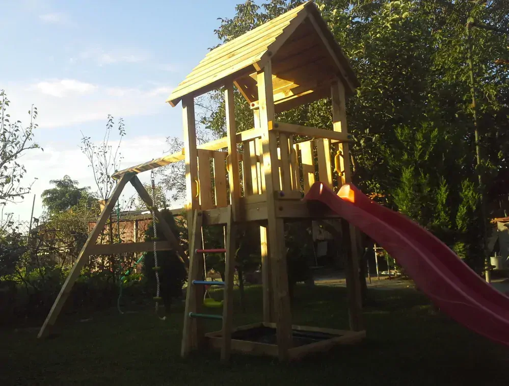 Drevený domček Castle outlet so šmykľavkou 2,2m + ZDARMA volant a ďalekohľad