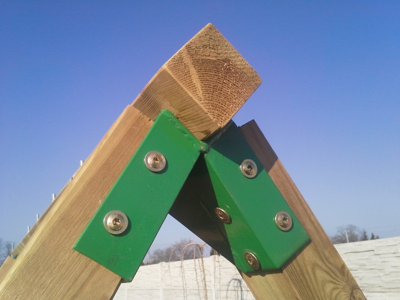 Dvojmiestna hojdačka k detskému domčeku 300cm + 4ks úchytka hojdačiek type o. Extra pevné spojovacie oceľové prvky - hrúbka oceľe 5mm.